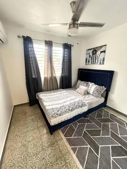 Stylish Remodeled 3Br With Yard Near Airport & Beaches カロライナ
