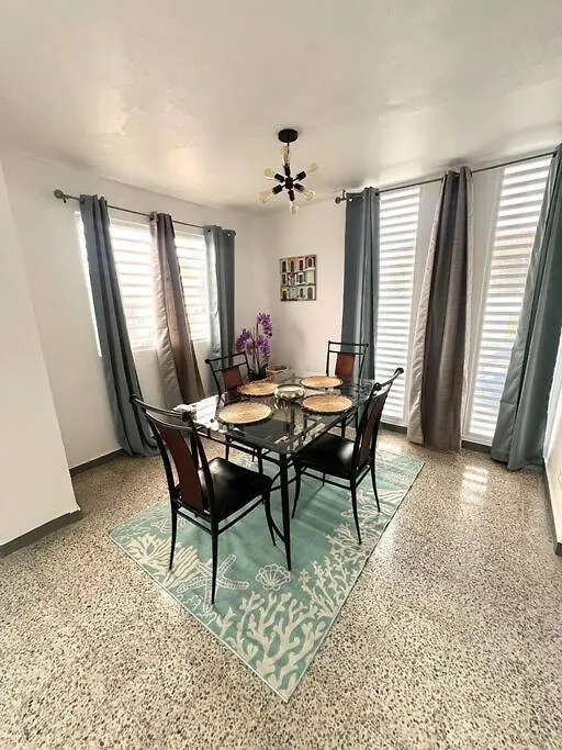 Stylish Remodeled 3Br With Yard Near Airport & Beaches カロライナ アパート